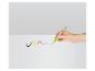 Eine Hand zeichnet eine bunte Wellenlinie mit einem grünen Marker auf weißem Hintergrund.