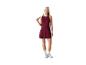 Frau in bordeauxrotem Sportkleid mit Badmintonschläger.