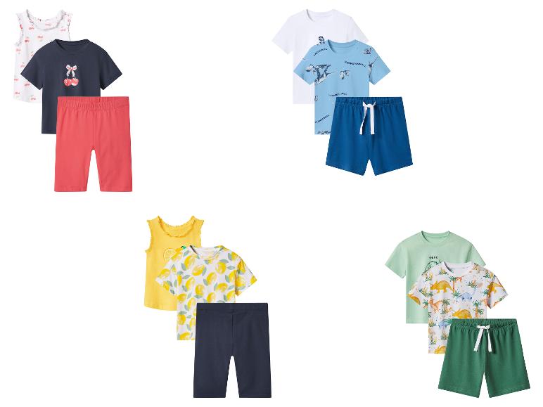 Kinderkleidungssets mit T-Shirts und Shorts mit Kirsch-, Dinosaurier- und Zitronenprints.