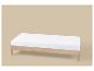 Holz-Tagesbett mit weißer Matratze auf beigem Hintergrund.