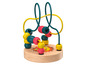 Ein Holzspielzeug mit Perlen und Schnüren für Babys.