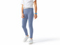 Ein Mädchen trägt blaue Leggings und weiße Sneakers.