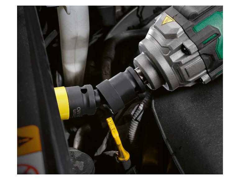 Ein elektrischer Schraubendreher wird verwendet, um eine Schraube im Motorraum eines Autos zu lösen.