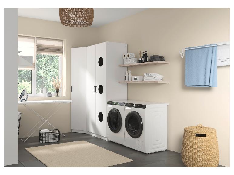 Moderner Waschraum mit weißen Waschmaschinen, Schränken, Regalen und Bügelbrett.