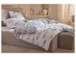 LIVARNO® Edel-Renforcé-Bettwäsche mit Fischmuster und blau-weißen Streifen in einem gemütlichen Schlafzimmer.