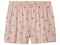 Rosa Shorts mit Blumenmuster.