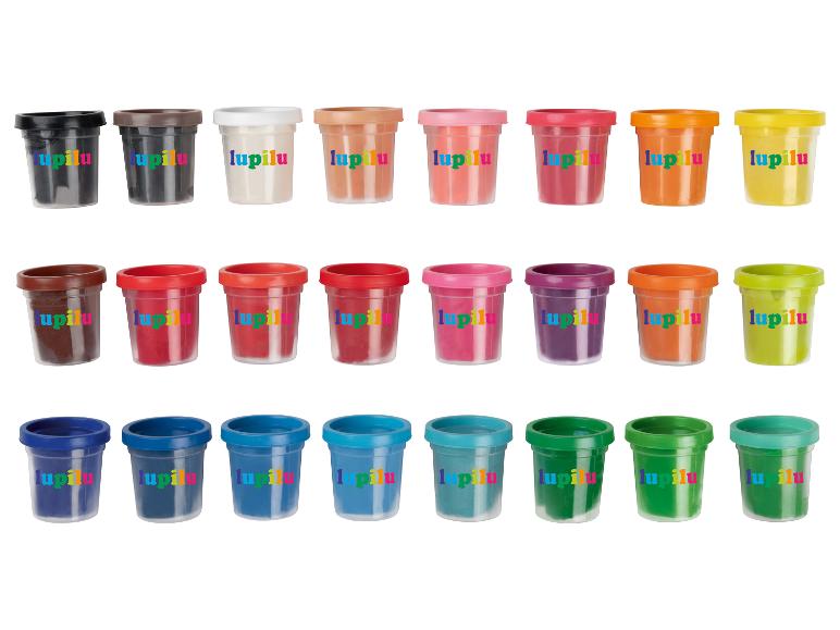 24 Dosen Lupilu Knete in verschiedenen Farben, auf weißem Hintergrund.