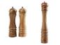 Drei hölzerne Pfeffermühlen: zwei kleine und eine große.