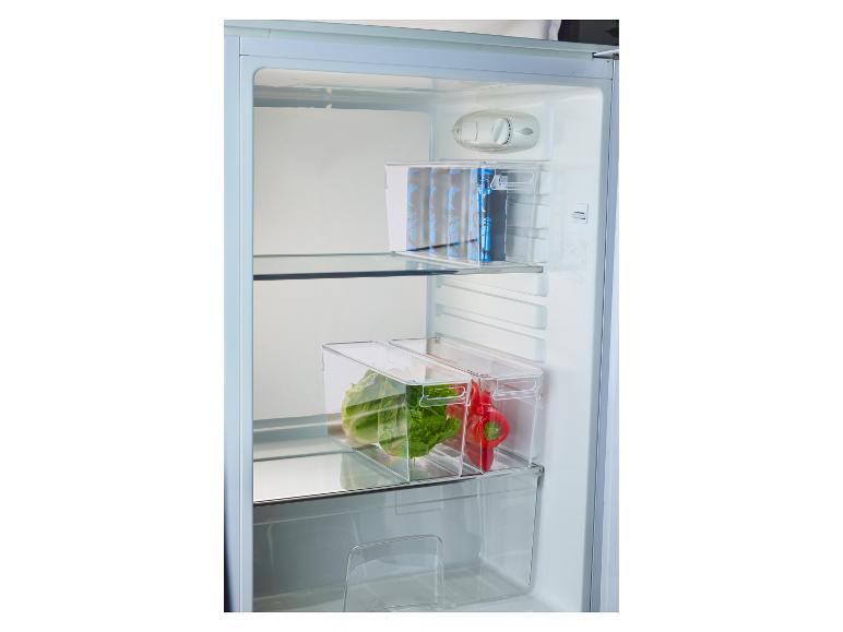 Kühlschrankinnenraum mit transparenten Behältern, gefüllt mit Getränken, Salat und Paprika.