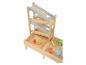 Holz-Sand- und Wassertisch mit blauen Rinnen und Sandspielzeug