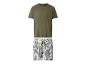 Herren-Pyjama: olivgrünes T-Shirt und gestreifte Shorts.