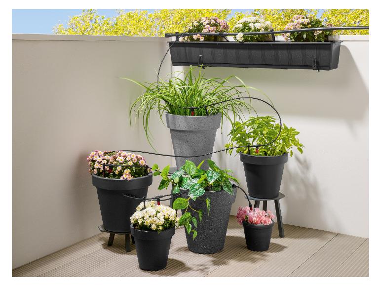 Balkonbewässerungssystem mit Töpfen und Pflanzkästen.