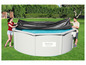 Eine schwarze Abdeckung wird über einen Bestway Hydrium Pool gelegt.