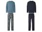 Zwei Herren-Pyjama-Sets: ein blaues Oberteil mit karierter Hose und ein marineblaues Oberteil mit marineblauer Hose.