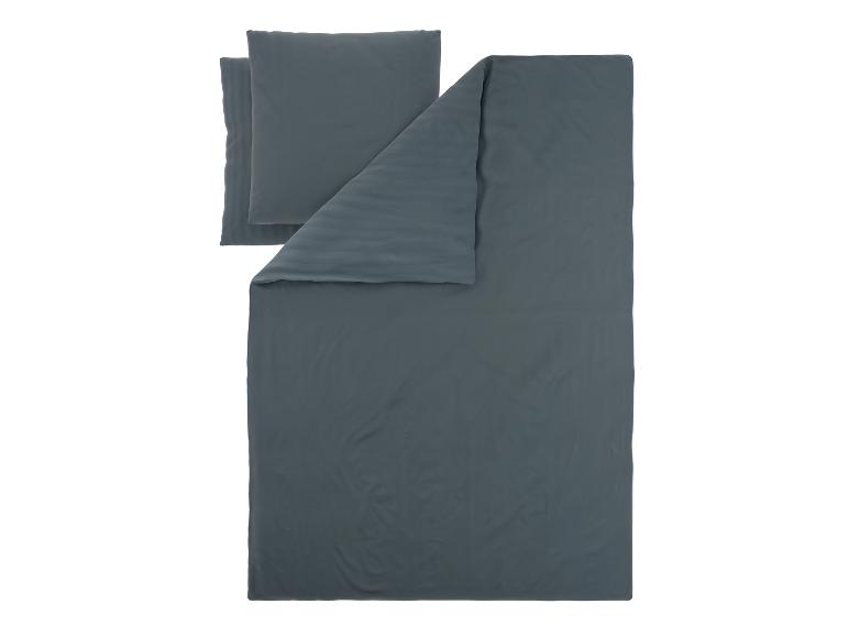 Dunkelgraues Bettwäsche-Set mit zwei Kissenbezügen, einer davon gestreift.