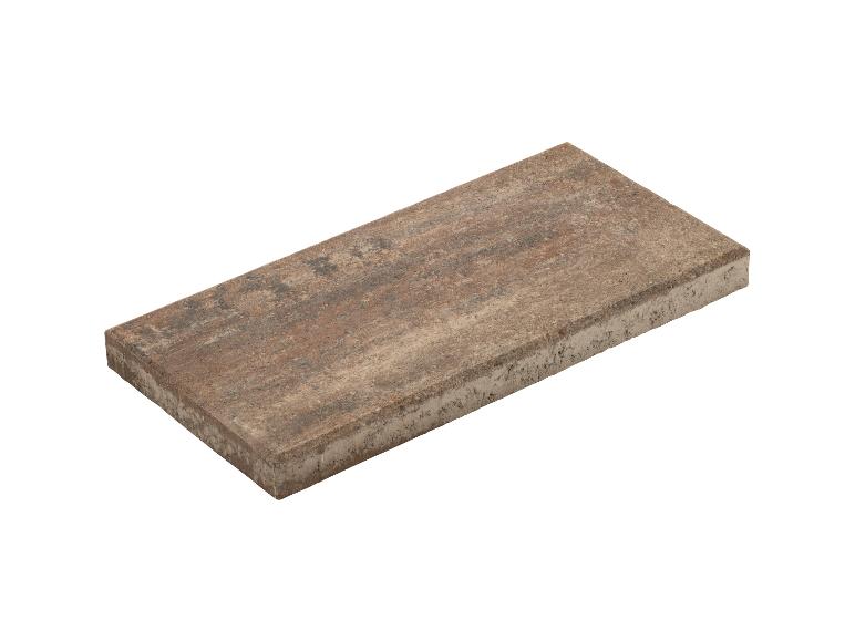 Eine rechteckige braun-graue Pflasterplatte mit rauer Textur.