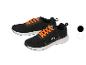 Schwarze Sportschuhe mit orangefarbenen Schnürsenkeln und dekorativen Details.