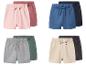 Vier Paar Kinder-Shorts in Rosa, Blau, Grau und Beige, jeweils mit einer dunkleren Komplementärfarbe.