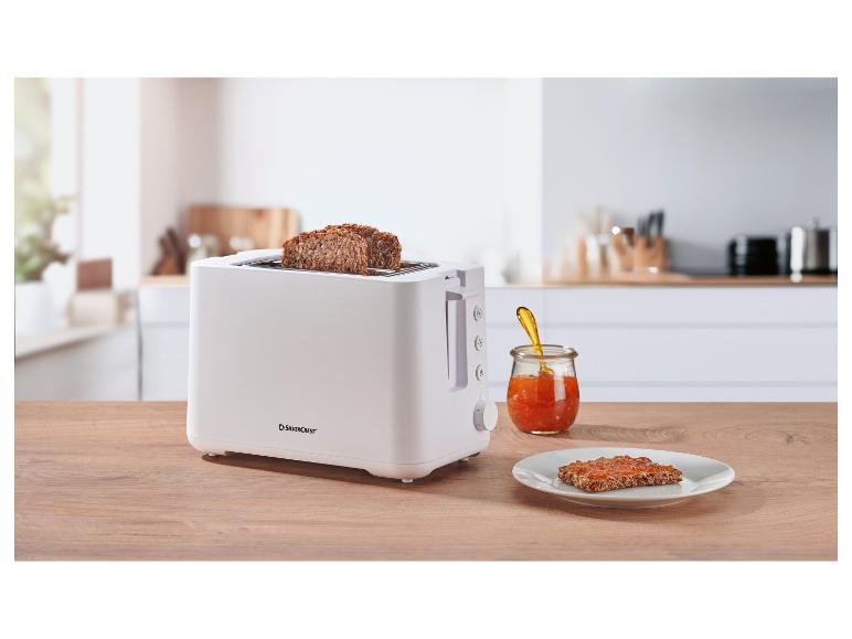 Weißer Silvercrest Toaster mit Toastbrot, Marmelade und einem Toast mit Marmelade.