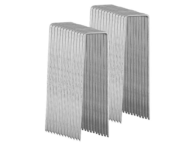 Zwei Sätze silberner Heftklammern mit scharfen Spitzen.