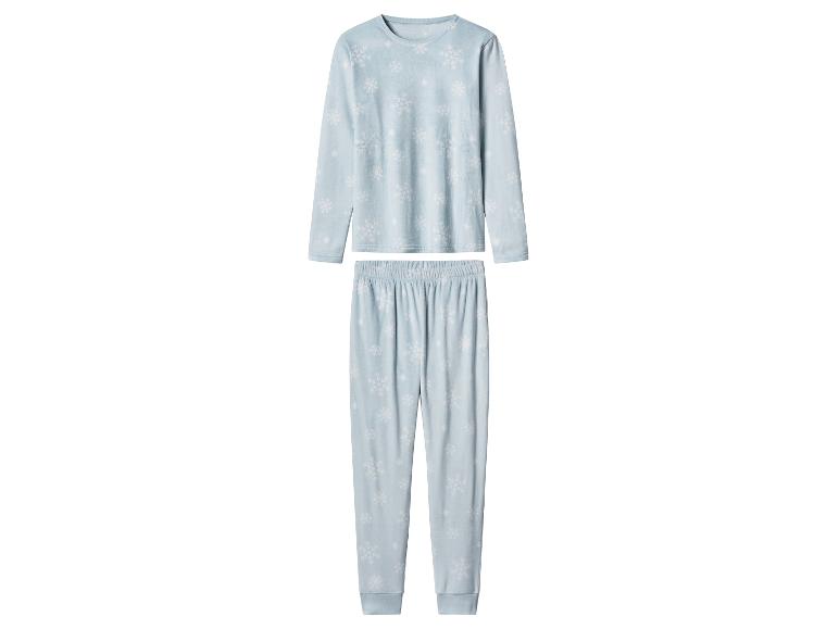 Blauer Pyjama mit Schneeflockenmuster, bestehend aus Langarmshirt und Hose.