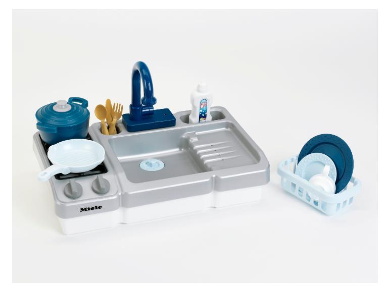 Miele Spielküche mit Spüle, Herd, Töpfen und Geschirr.