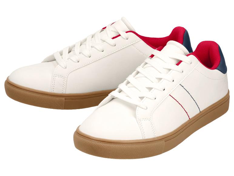 Weiße Sneaker mit roten und blauen Details und brauner Sohle.