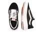 Ein Paar schwarze Vans Old Skool Sneaker