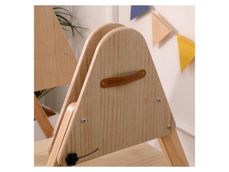 Holzkonstruktion mit HOME DELUXE Logo und Wimpeldekoration.