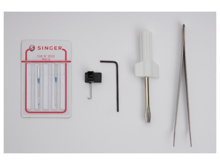 Singer Nähmaschinennadeln, Inbusschlüssel, Schraubendreher und Pinzette auf weißem Hintergrund.