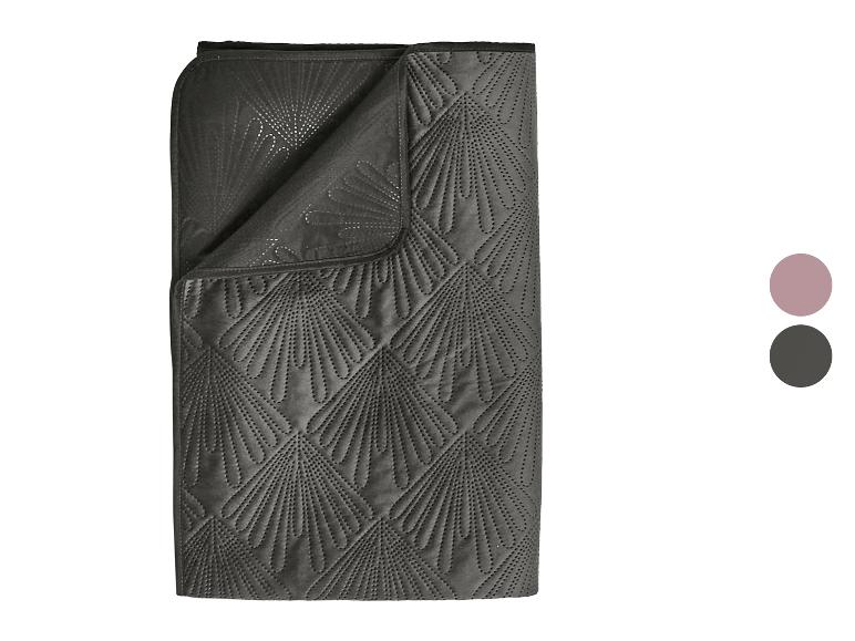 Dunkelgraue Decke mit fächerförmigem Steppmuster und zwei Farbmustern.