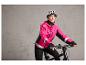 Frau auf einem Fahrrad mit rosa Jacke und Helm.