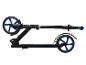 Klappbarer Roller in Schwarz und Blau, von der Seite gezeigt.
