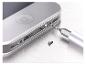 Smartphone mit herausgeschraubter Schraube, auf einer Metalloberfläche liegend, daneben Schraubendreher und Schraube.
