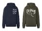 Kinder-Hoodies: ein marineblauer mit „New York“ und ein olivgrüner mit „Colorado“ und Skifahrer.