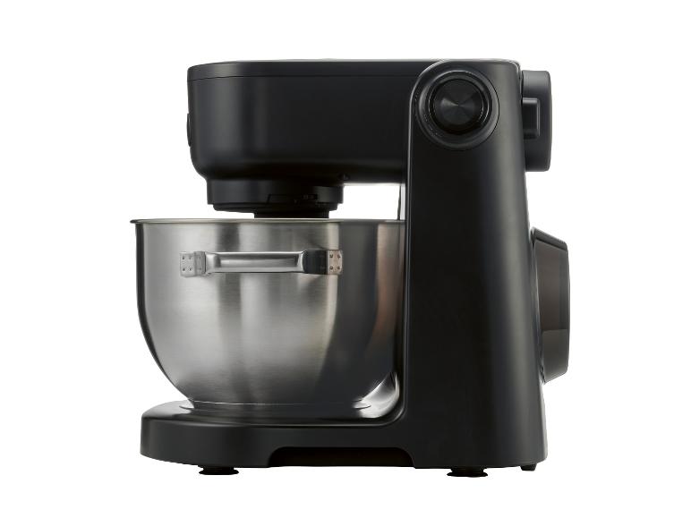 Schwarze Küchenmaschine mit Edelstahlschüssel auf weißem Hintergrund.