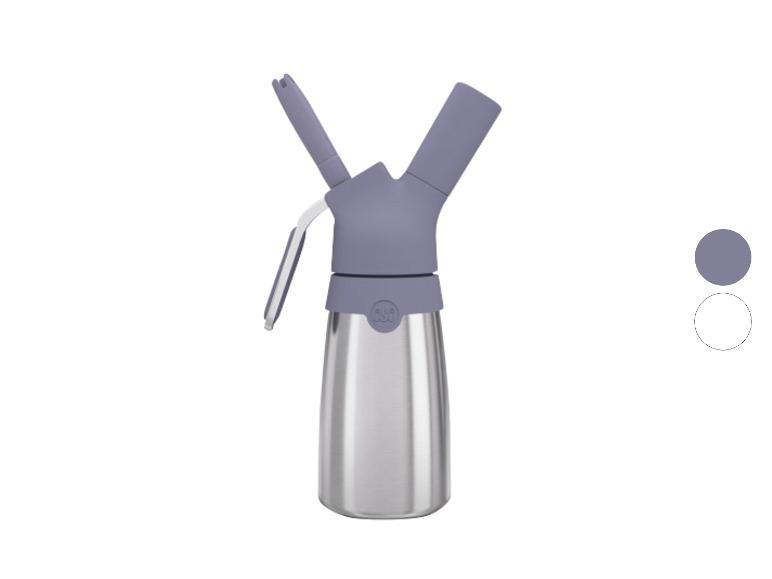 Lila und silberner Sahnespender auf weißem Hintergrund