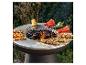 Grill mit Maiskolben, Paprika, Fleisch- und Garnelenspießen, zentraler Rost.