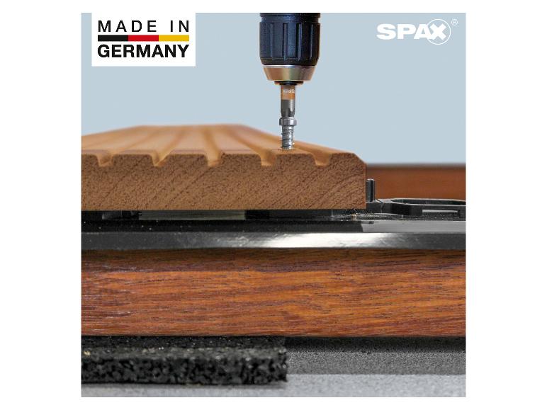 Bohrmaschine schraubt eine Schraube in eine Terrassendiele, mit dem Text „MADE IN GERMANY“.
