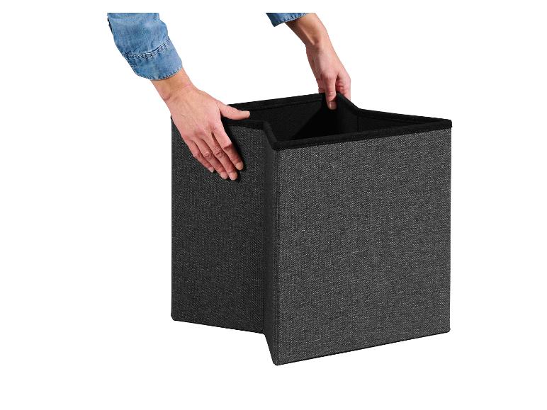 Hände halten eine dunkelgraue faltbare Aufbewahrungsbox, bereit zum Gebrauch.