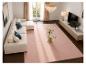 Modernes Wohnzimmer mit weißem Sofa, rosa Teppich, Couchtisch aus Glas und TV-Möbel.