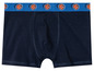 Dunkelblaue Boxershorts mit einem blauen Band mit Basketballmotiven.