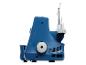 Blaue Overlock-Nähmaschine mit sichtbarem Einstellrad und Stromanschlüssen