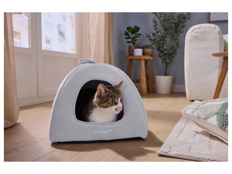 Getigerte Katze in einem grauen Zoofari Iglu-Katzenbett, in einem Wohnzimmer.