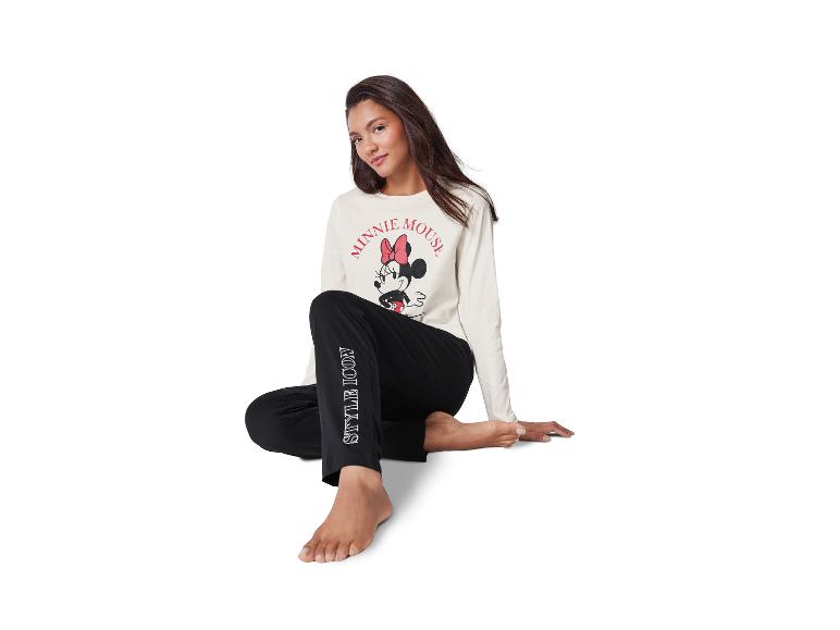 Frau in Minnie-Maus-Langarmshirt und schwarzer Jogginghose