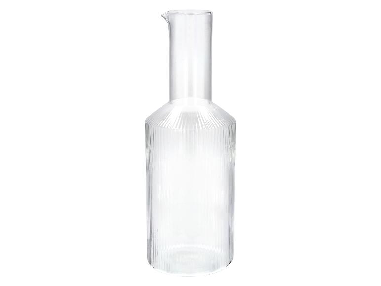 Transparente Glaskaraffe mit hohem Hals und gerilltem Körper