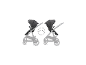 Kinderwagen mit umkehrbarem Sitz, der zwei verschiedene Ausrichtungen zeigt.