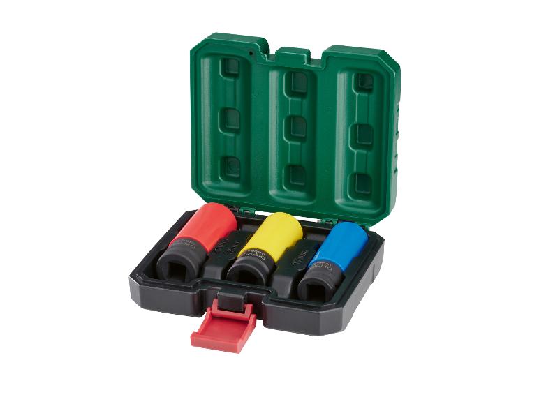 Roter, gelber und blauer Steckschlüsselsatz in einem grünen Koffer.