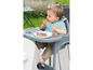 Ein Baby isst in einem BabyComfort-Hochstuhl.