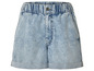 Eine hellblaue Denim-Shorts mit elastischem Bund.